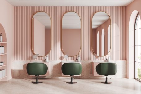 Drei stilvolle Waschtische mit runden Spiegeln in einem modernen Badezimmer.