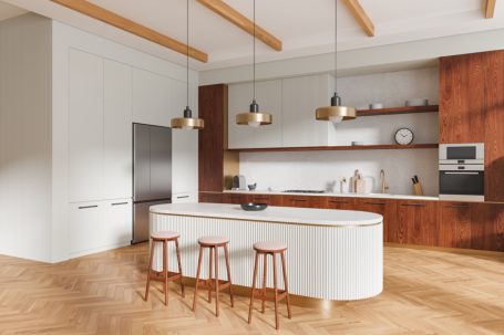 Moderne Küche mit Holzregalen, Kücheninsel und Hockern in warmen Farbtönen.