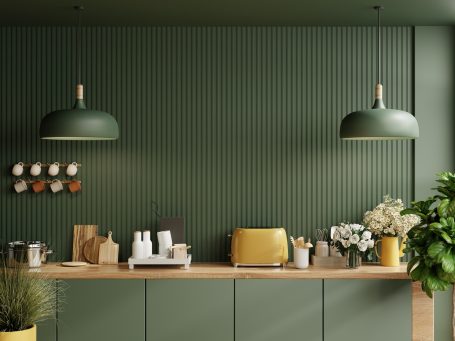 Moderne Küche mit grünen Wänden, Holzregal und eleganten Pendelleuchten.