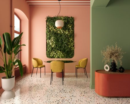 Helles, modernes Esszimmer mit Pflanzenwand, zeitgemäßer Einrichtung und bunten Akzenten.