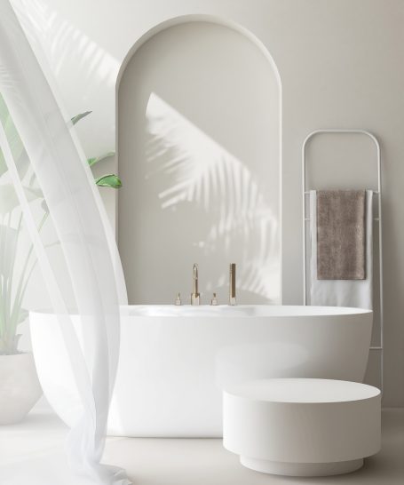 Elegantes Badezimmer mit freistehender Badewanne, sanften Farbtönen und Pflanzen.