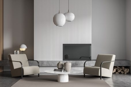 Moderne Wohnräume mit zwei beigen Sesseln, einem Tisch und einer dekorativen Lampe.